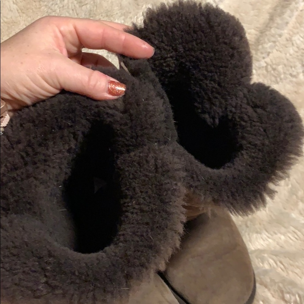 Brown Bailey Button Uggs Sz. 6 Euc - image 4
